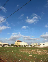 أرض في اربد / الصريح تبعد 3 دقائق فقط عن شارع البترا  - 65,000 دأ - صورة NaN