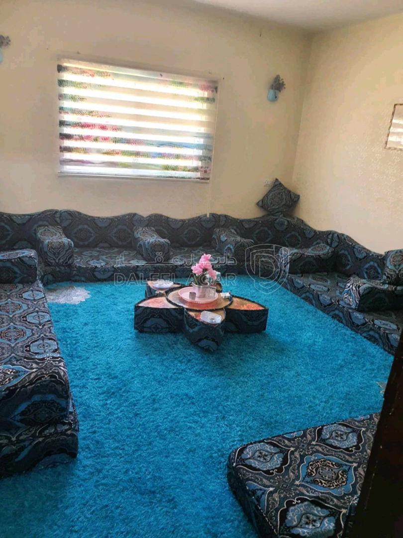 شقة في صخرة الحي الشمالي بالقرب من مسجد المومني - 35,000 دأ - صورة 1