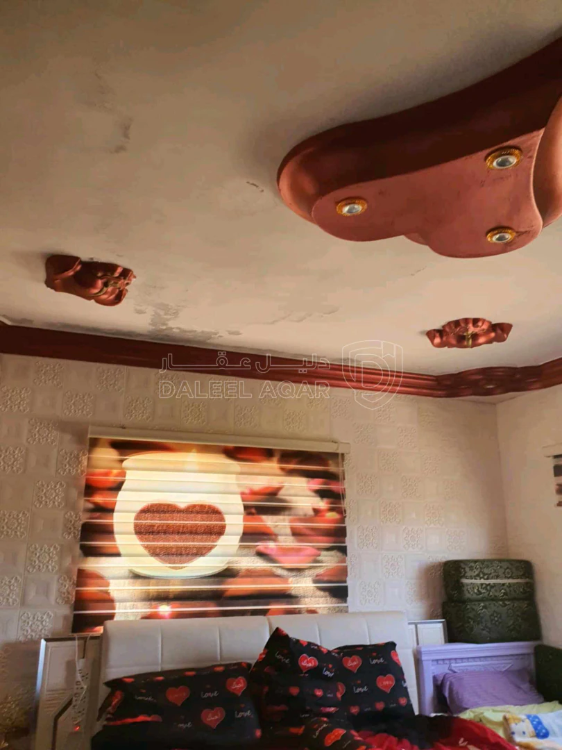 شقة في صخرة الحي الشمالي بالقرب من مسجد المومني - 35,000 دأ - صورة 1