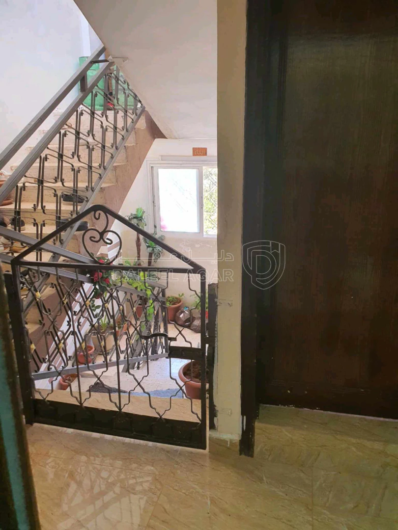 شقة في صخرة الحي الشمالي بالقرب من مسجد المومني - 35,000 دأ - صورة 1