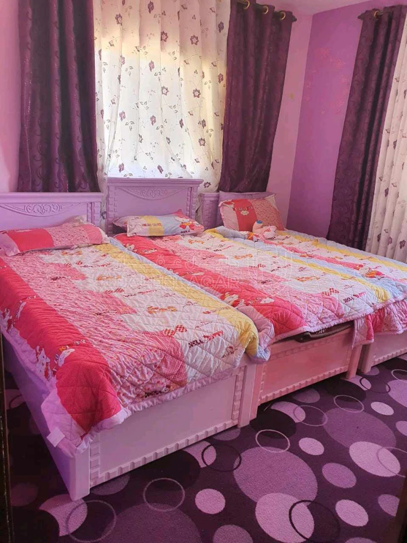 شقة في صخرة الحي الشمالي بالقرب من مسجد المومني - 35,000 دأ - صورة 1