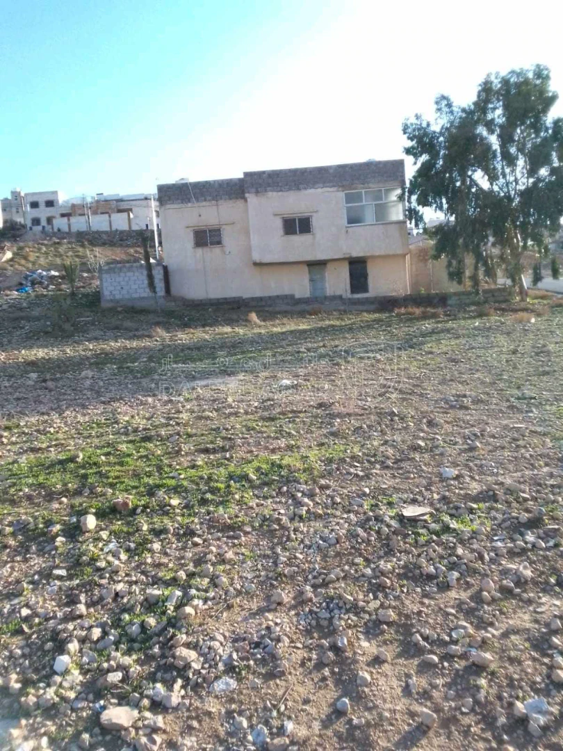 أرض في ضاحية الاميره هية الزرقاء  - 8,000 دأ - صورة 1