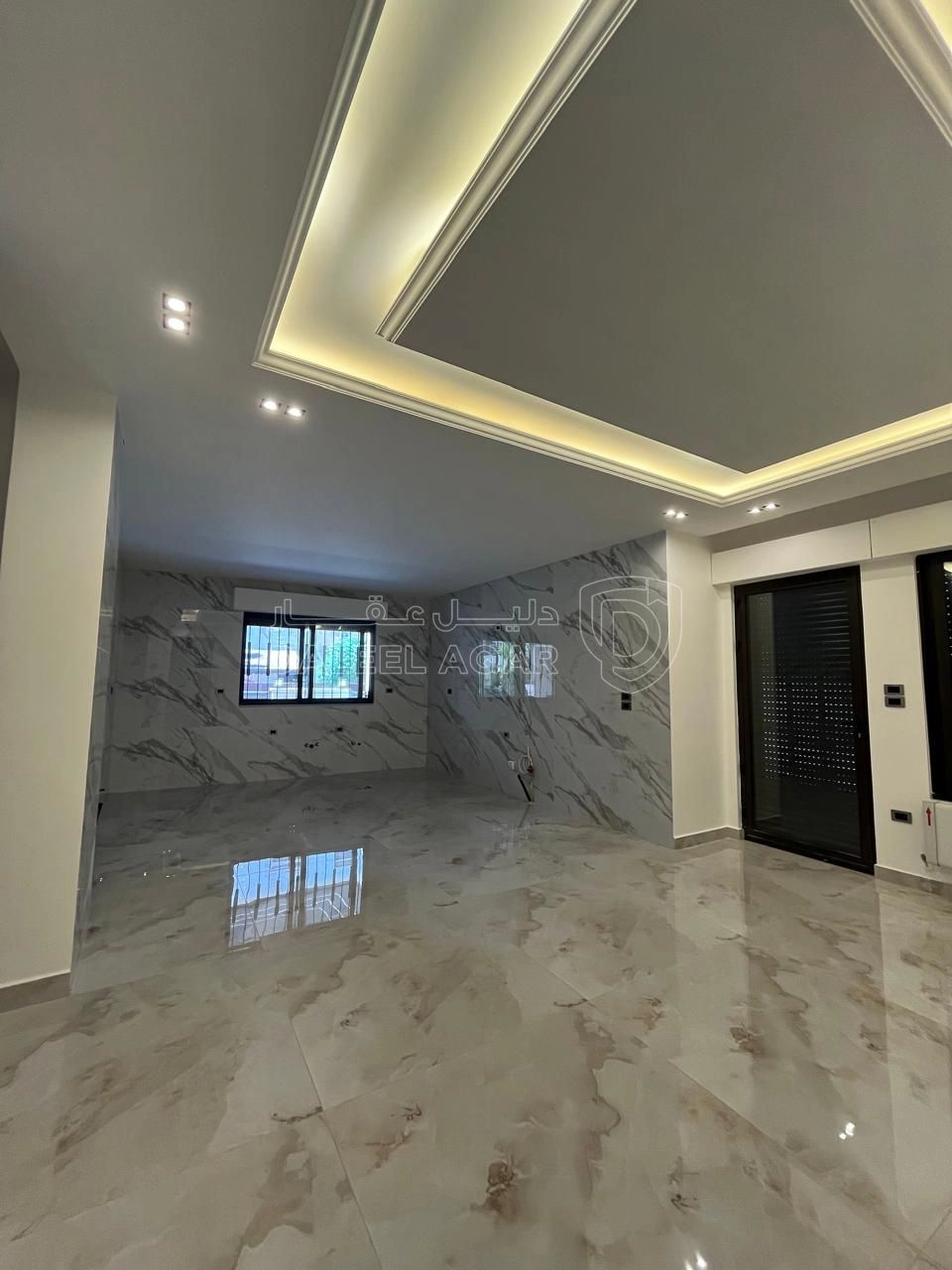 شقة في شبه ارضي مع ترس و باربكيو في اجمل مناطق النخيل - 240,000 دأ - صورة 1