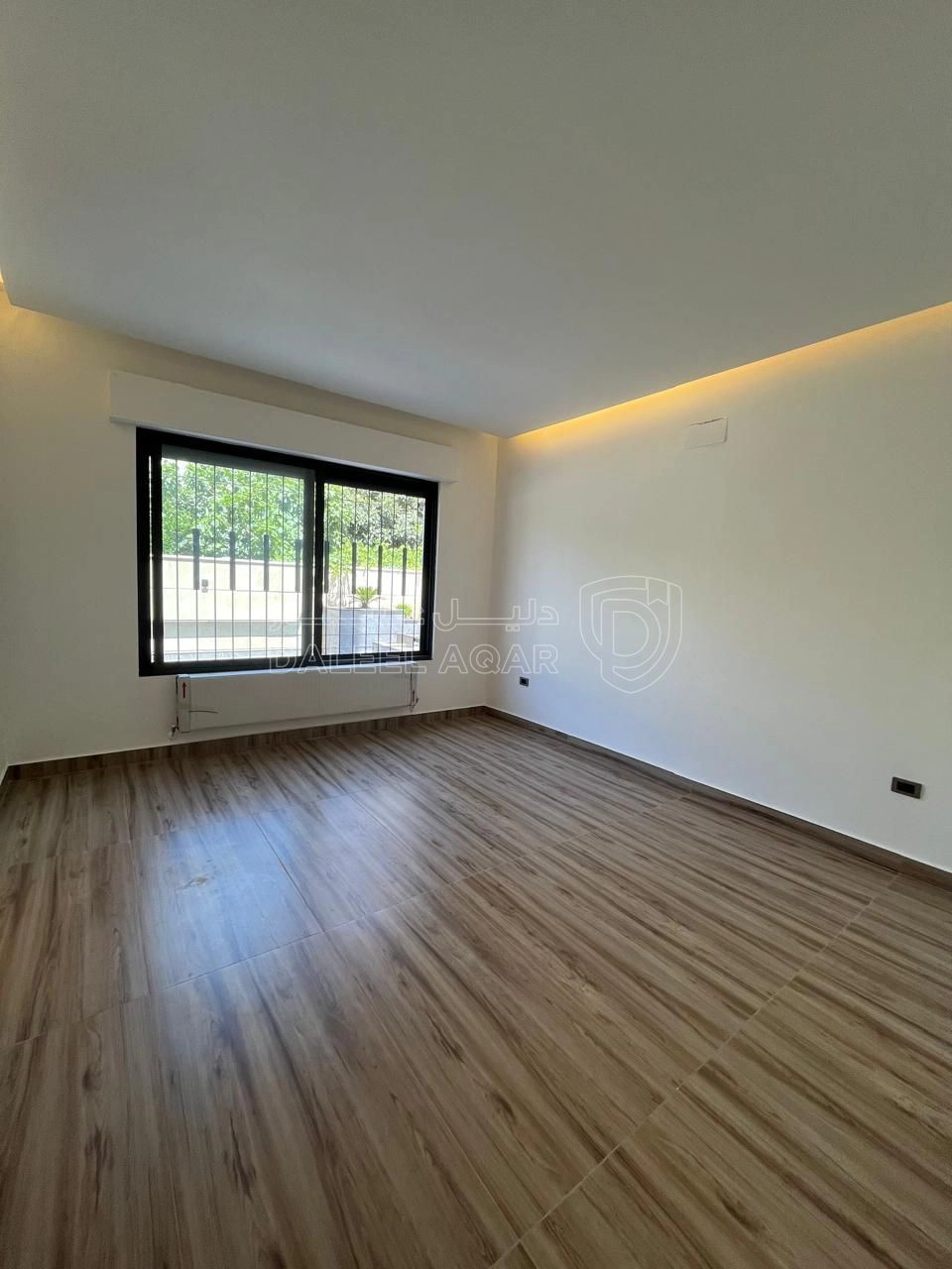 شقة في شبه ارضي مع ترس و باربكيو في اجمل مناطق النخيل - 240,000 دأ - صورة 1