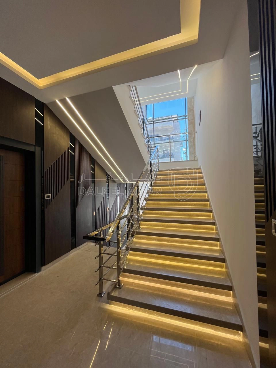 شقة في شبه ارضي مع ترس و باربكيو في اجمل مناطق النخيل - 240,000 دأ - صورة 1