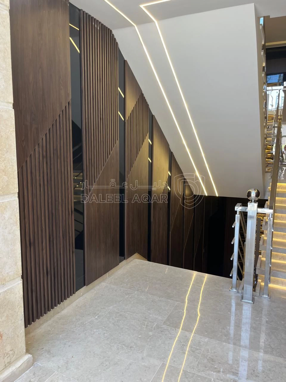 شقة في شبه ارضي مع ترس و باربكيو في اجمل مناطق النخيل - 240,000 دأ - صورة 1