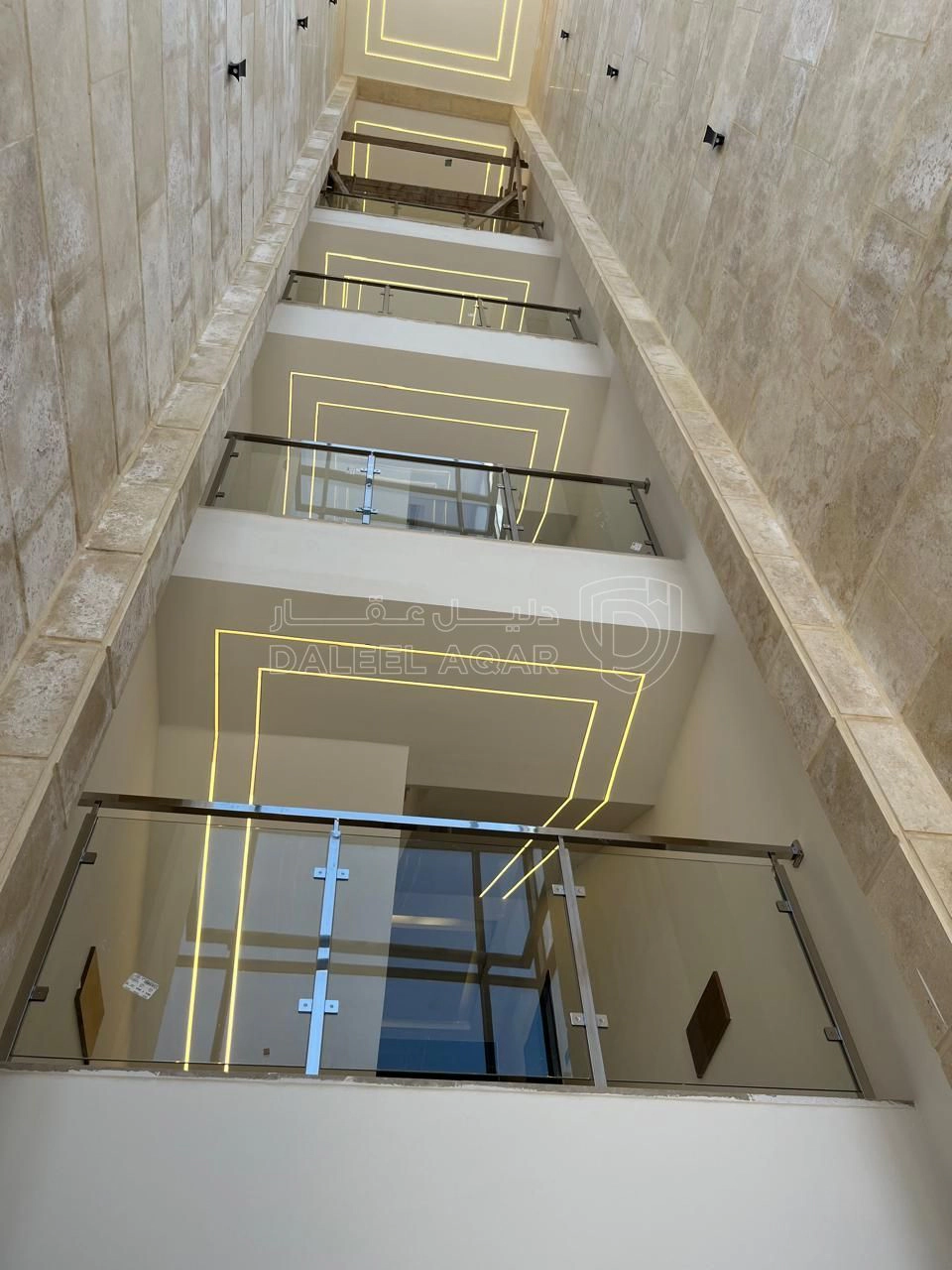 شقة في شبه ارضي مع ترس و باربكيو في اجمل مناطق النخيل - 240,000 دأ - صورة 1