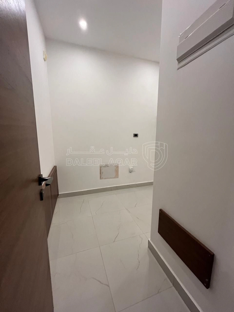 شقة في شبه ارضي مع ترس و باربكيو في اجمل مناطق النخيل - 240,000 دأ - صورة 1