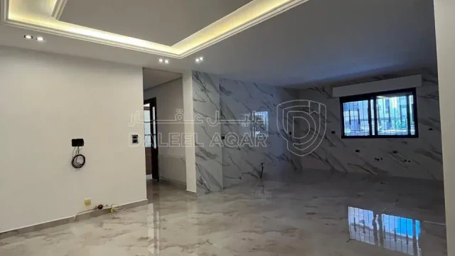 شقة - شبه ارضي مع ترس و باربكيو في اجمل مناطق النخيل - 240000 دأ