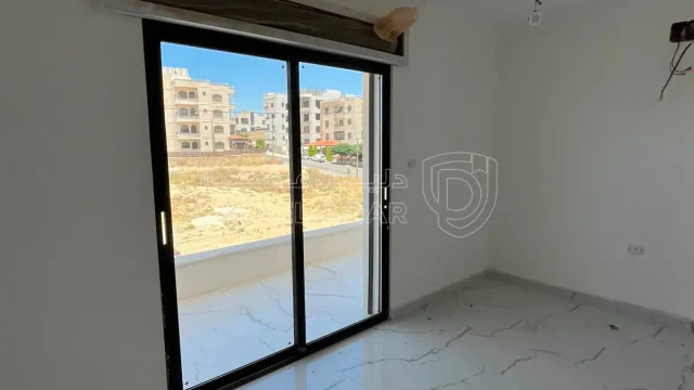 شقة - شقة خلف جامعة البترا تشطيب فخم ب 70 الف   - 70000 دأ
