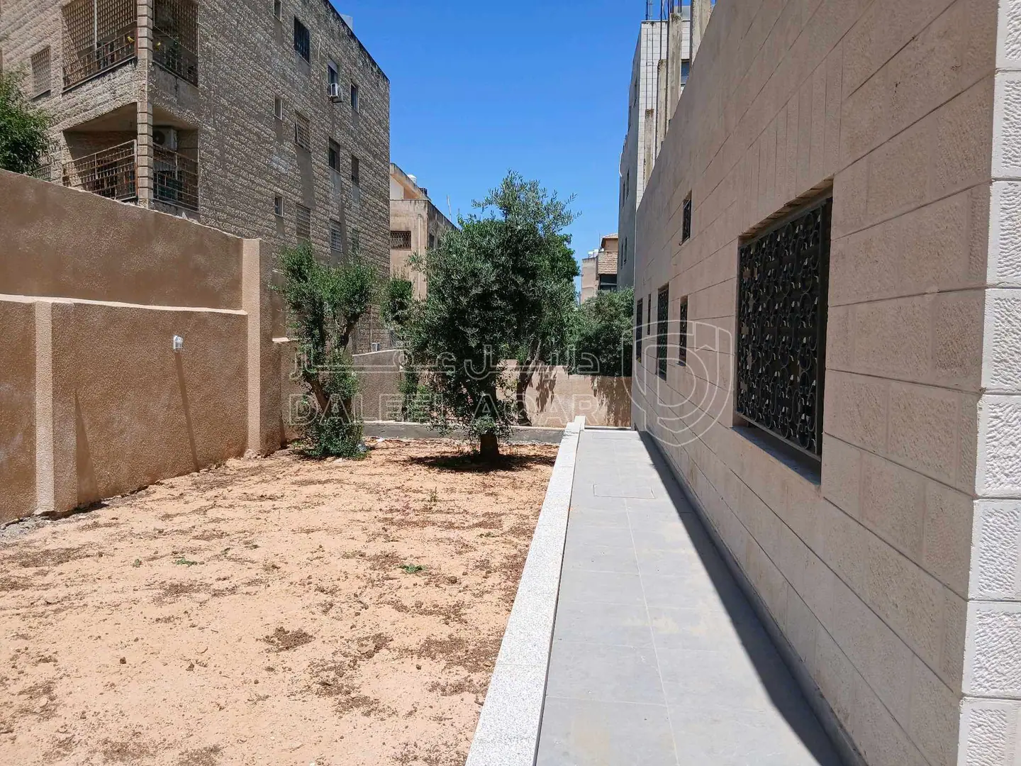 فيلا/منزل في بالقرب من دوار الشورى - 400,000 دأ - صورة 1