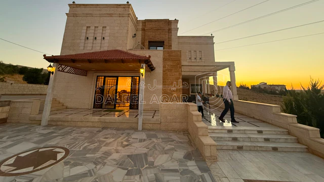 فيلا/منزل - طريق رحاب المفرق/محطة ابو العيس  - 320000 دأ