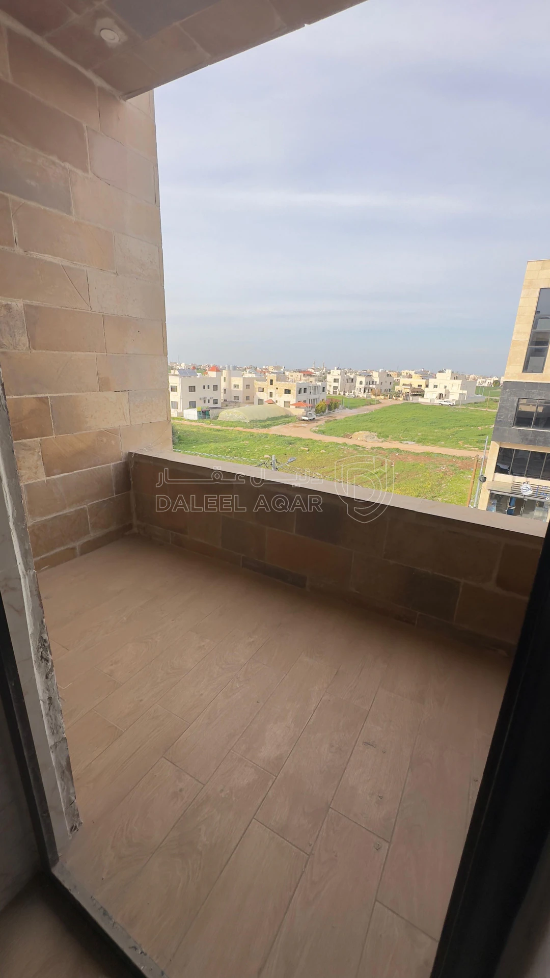 شقة في اربد جنوب دوار السفير باتجاه الصريح - 43,000 دأ - صورة 1