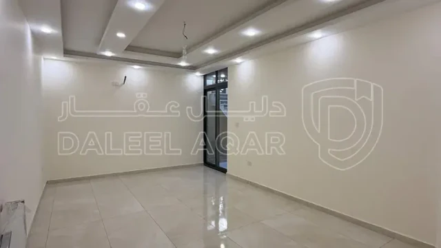 شقة - بداية طريق المطار - خلف المدارس العالمية  - 123000 دأ
