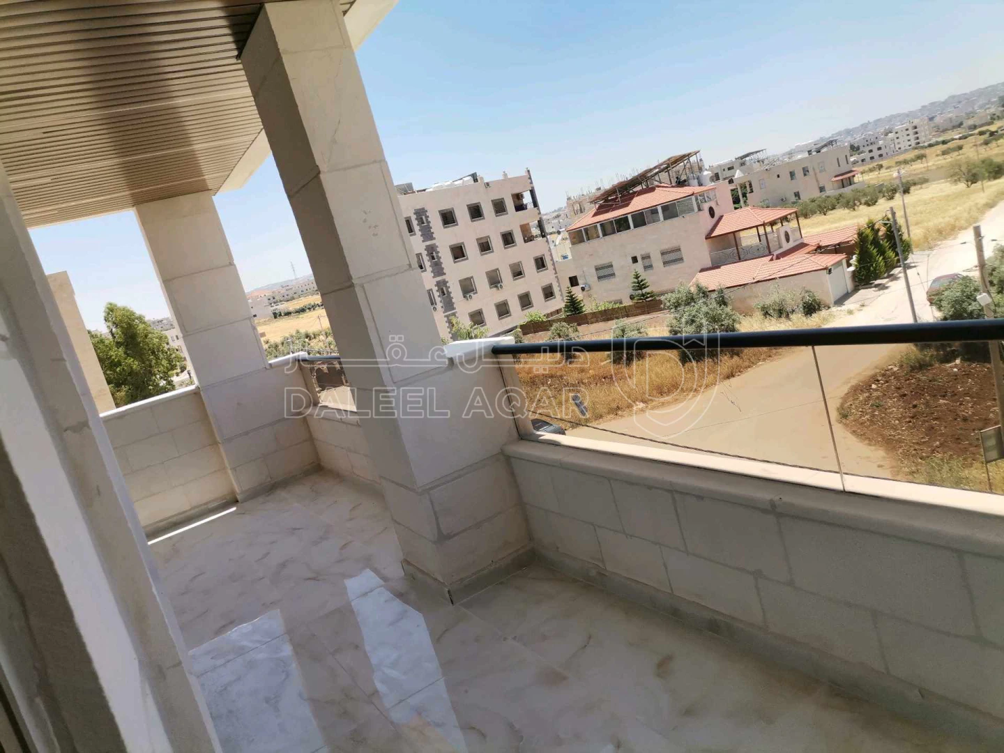 شقة في شارع البتراء مقابل بيت البن البرازيلي  - 95,000 دأ - صورة 1