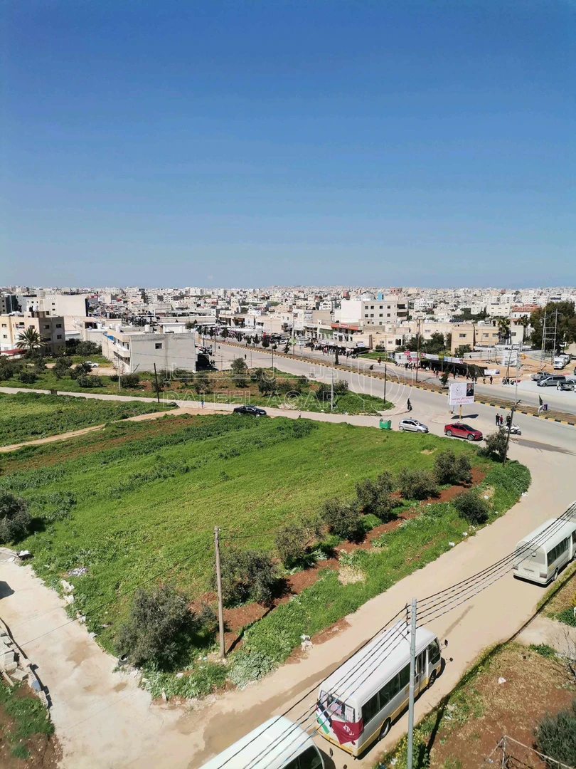 شقة في شارع البتراء مقابل بيت البن البرازيلي  - 95,000 دأ - صورة 1