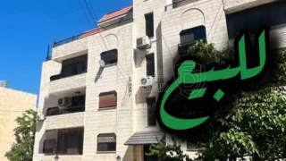 شقة - 📍 الرابيه – بالقرب من مطعم الحاج حسين  - 90000 دأ