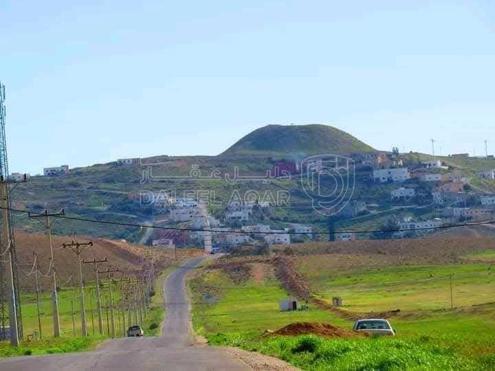 أرض في ارض ذات اطلالة  - 5,200 دأ - صورة 1