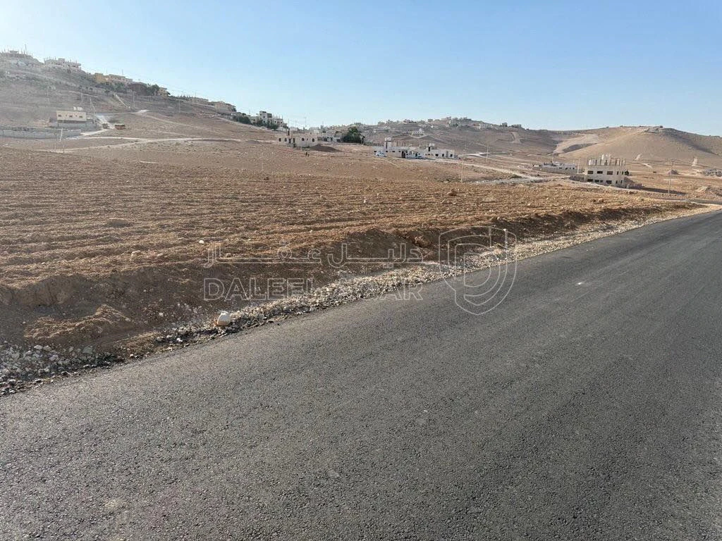 أرض في عمان ماركا المغيرات يبعد عن شارع الحزام 2  كيلو - 20,000 دأ - صورة 1