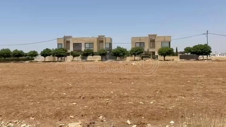 أرض في ارض تجاري  - 180,000 دأ - صورة 1