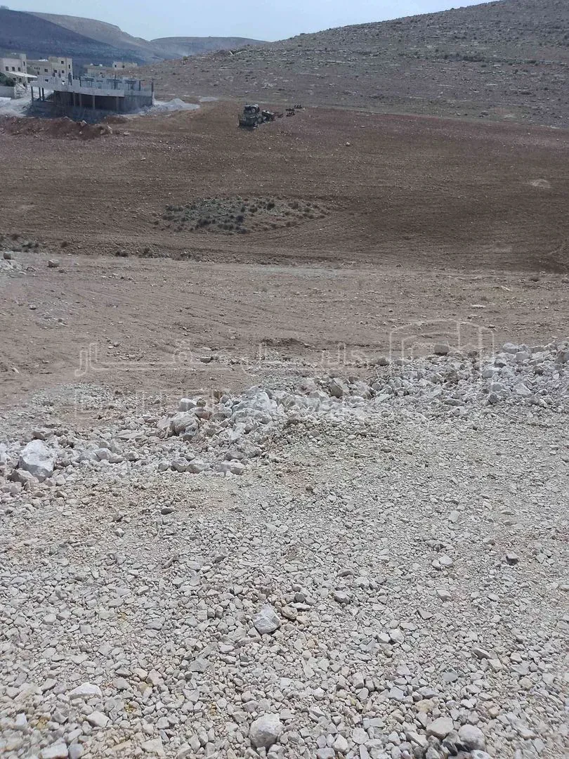 أرض في طريق بيرين تبعد عن مدرسة مرحب الحكومية 700 متر  - 35,000 دأ - صورة 1
