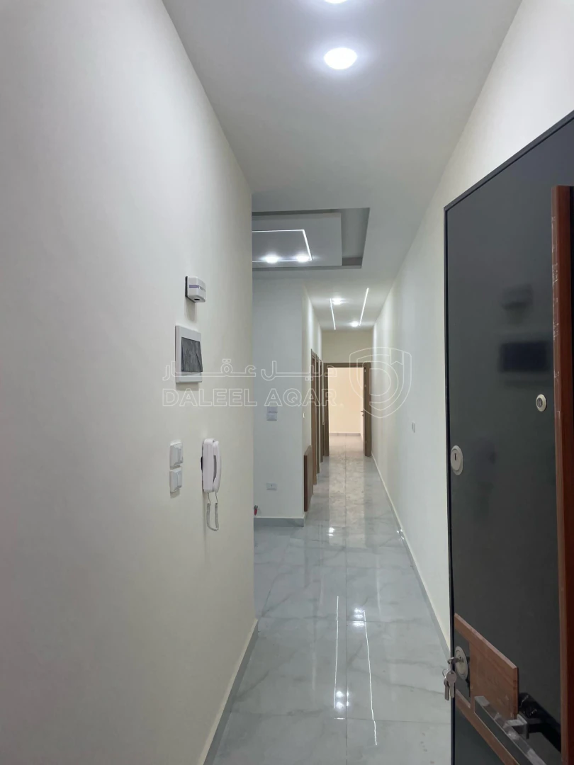 شقة في شقة أرضية استثمارية مقابل جامعة العلوم التطبيقية  - 73,000 دأ - صورة 1