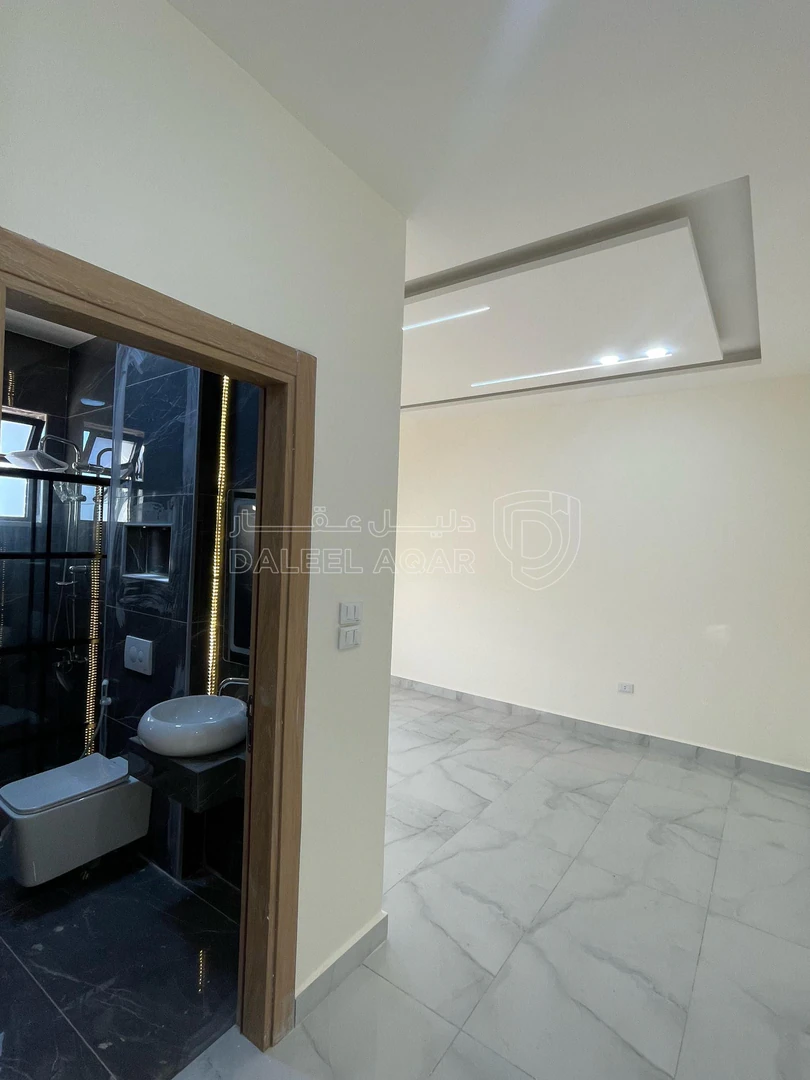 شقة في شقة أرضية استثمارية مقابل جامعة العلوم التطبيقية  - 73,000 دأ - صورة 1