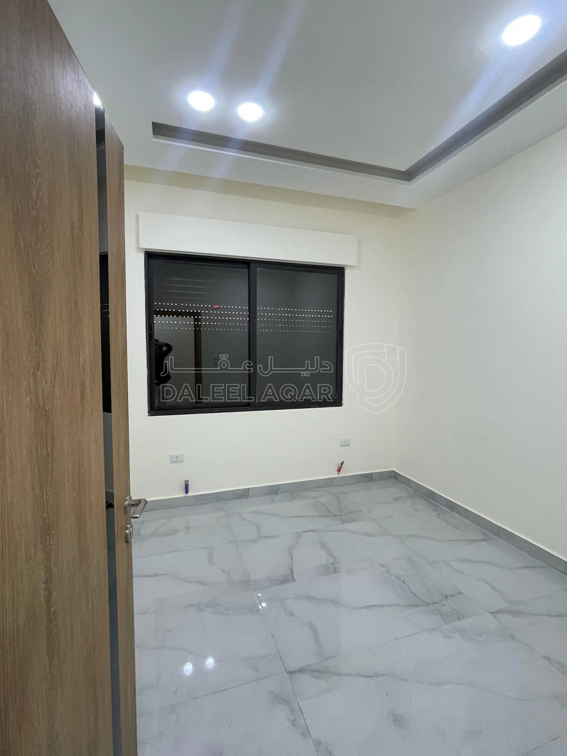 شقة في شقة أرضية استثمارية مقابل جامعة العلوم التطبيقية  - 73,000 دأ - صورة 1