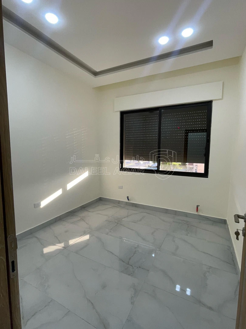 شقة في شقة أرضية استثمارية مقابل جامعة العلوم التطبيقية  - 73,000 دأ - صورة 1