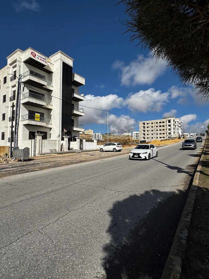 شقة في شقة أرضية استثمارية مقابل جامعة العلوم التطبيقية  - 73,000 دأ - صورة 1