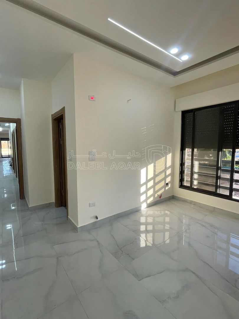 شقة في شقة أرضية استثمارية مقابل جامعة العلوم التطبيقية  - 73,000 دأ - صورة 1