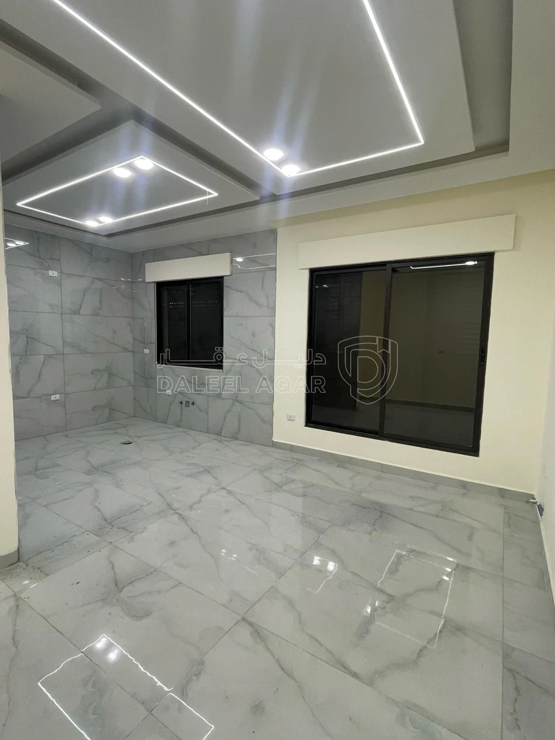 شقة في شقة أرضية استثمارية مقابل جامعة العلوم التطبيقية  - 73,000 دأ - صورة 1