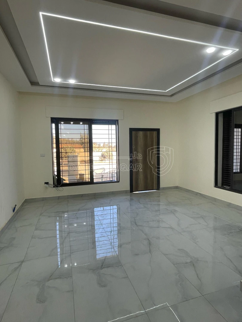 شقة في شقة أرضية استثمارية مقابل جامعة العلوم التطبيقية  - 73,000 دأ - صورة 1