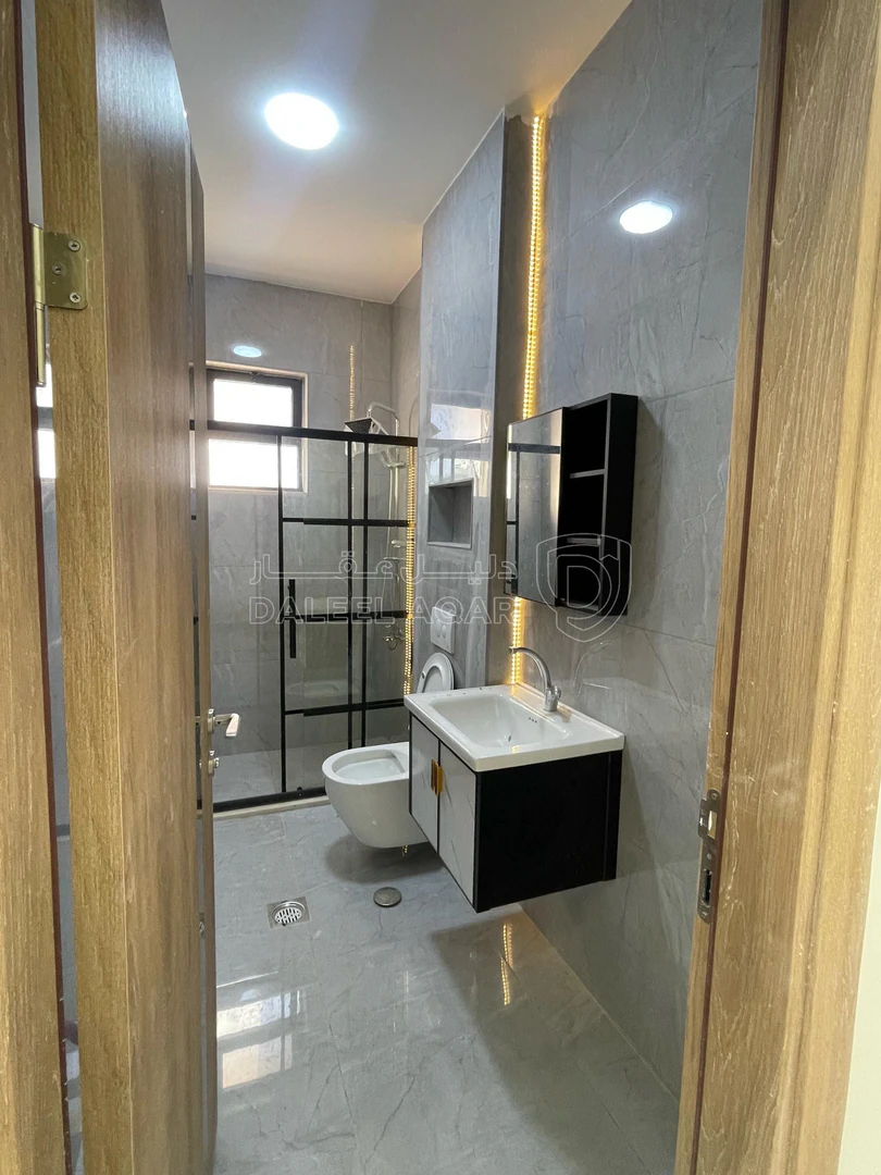 شقة في شقة أرضية استثمارية مقابل جامعة العلوم التطبيقية  - 73,000 دأ - صورة 1