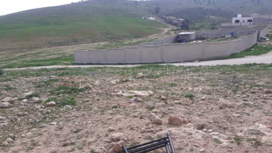 أرض في اخر حي المغيرات عطل الرصيفه جنب ملعب البيضاء - 30,000 دأ - صورة NaN