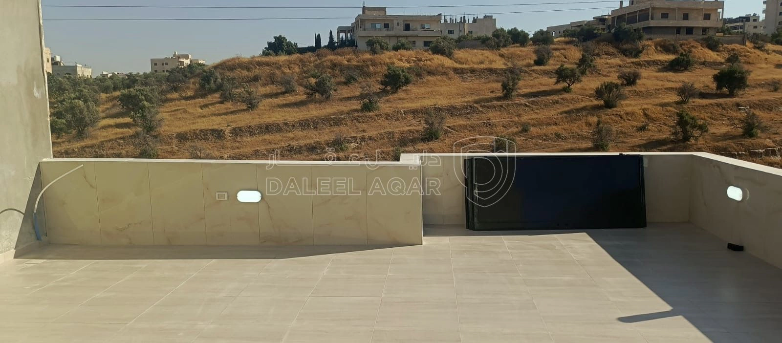 شقة في طابق اخير مع رووف في البنيات الجنوبي  - 92,000 دأ - صورة 1