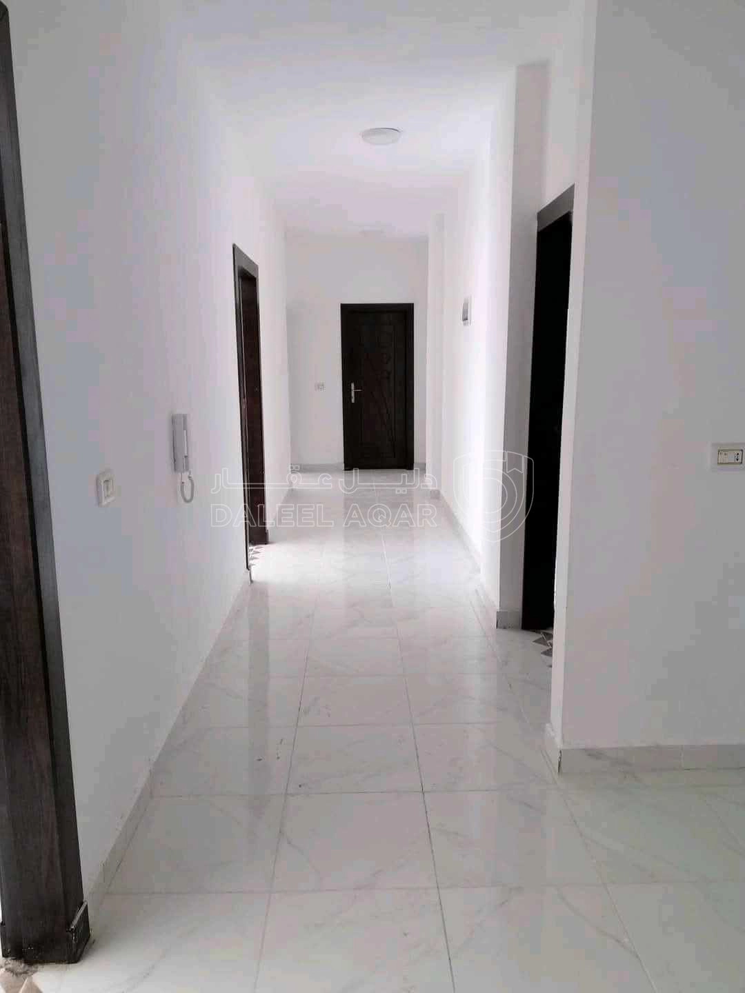 شقة في الطفيلة-العيص-خلف أسواق القيسي ومجمع عكاظ التجاري  - 32,000 دأ - صورة 1