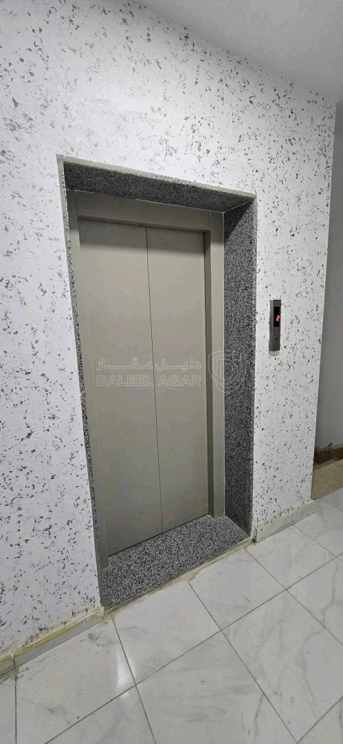 شقة في الطفيلة-العيص-خلف أسواق القيسي ومجمع عكاظ التجاري  - 32,000 دأ - صورة 1