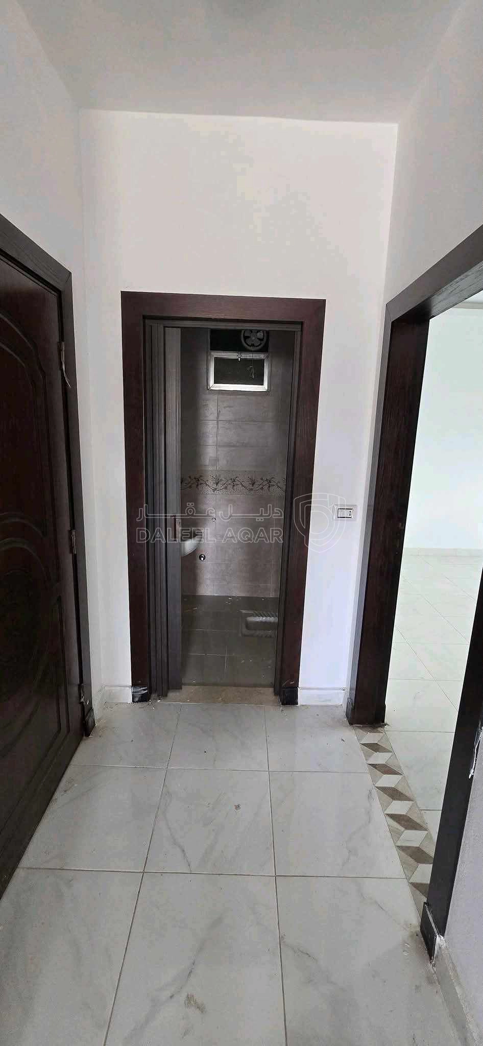 شقة في الطفيلة-العيص-خلف أسواق القيسي ومجمع عكاظ التجاري  - 32,000 دأ - صورة 1