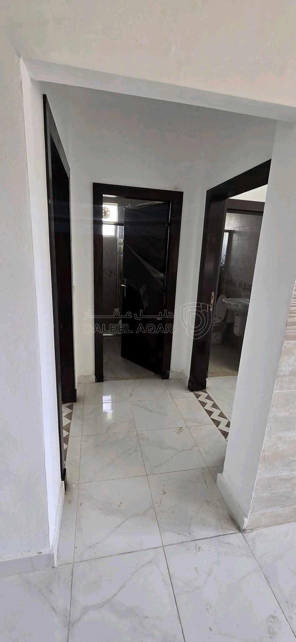 شقة في الطفيلة-العيص-خلف أسواق القيسي ومجمع عكاظ التجاري  - 32,000 دأ - صورة 1