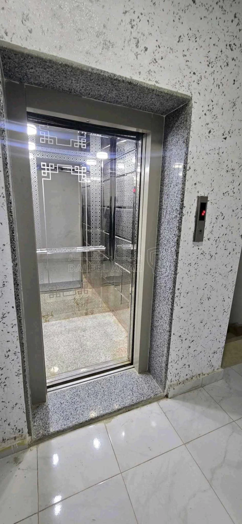 شقة في الطفيلة-العيص-خلف أسواق القيسي ومجمع عكاظ التجاري  - 32,000 دأ - صورة 1
