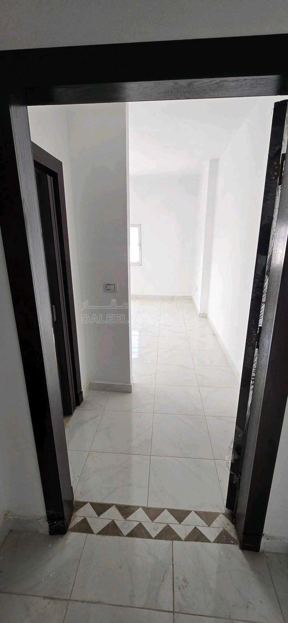 شقة في الطفيلة-العيص-خلف أسواق القيسي ومجمع عكاظ التجاري  - 32,000 دأ - صورة 1