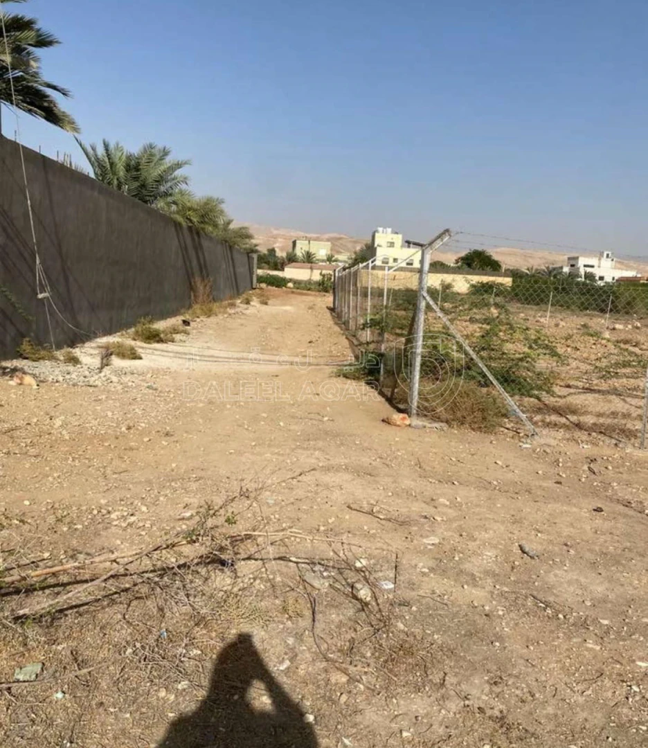 أرض في ارض الشونه الشمال منطقة شاليهات ٣ شوارع - 85,000 دأ - صورة 1