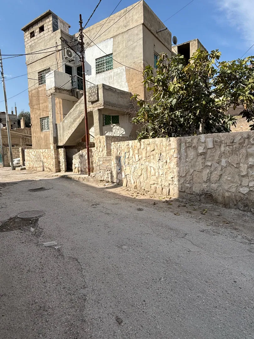 مبنى في الزرقاء-الزواهرة بالقرب من دوار الدلة - 45,000 دأ - صورة 1
