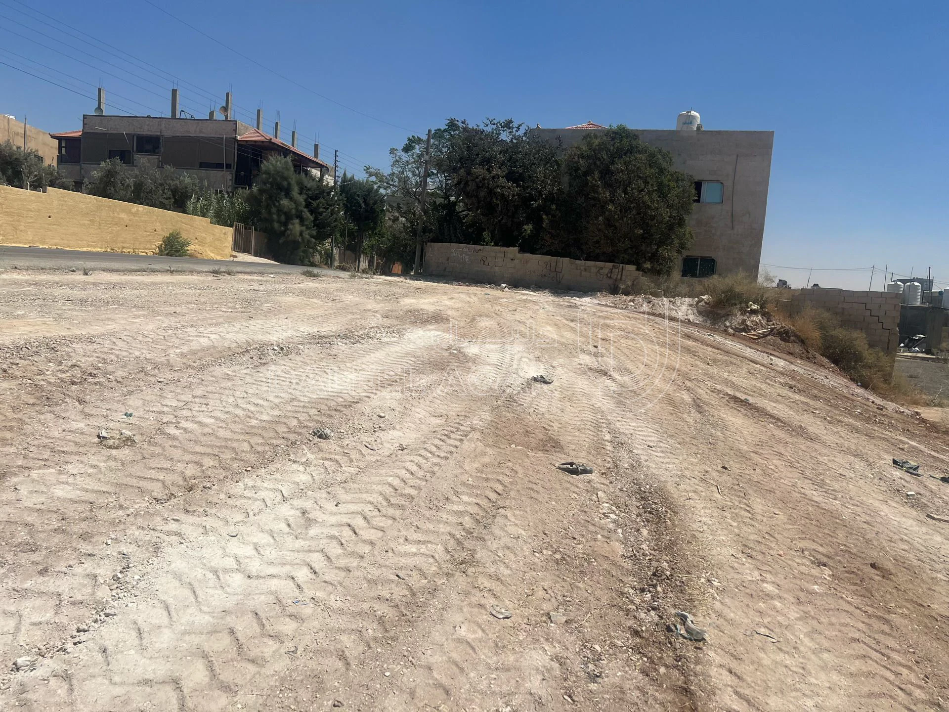 أرض في ارض للبيع مقابل جسر المرسيدس الرجيب علي ٣ شوارع - 53,000 دأ - صورة 2