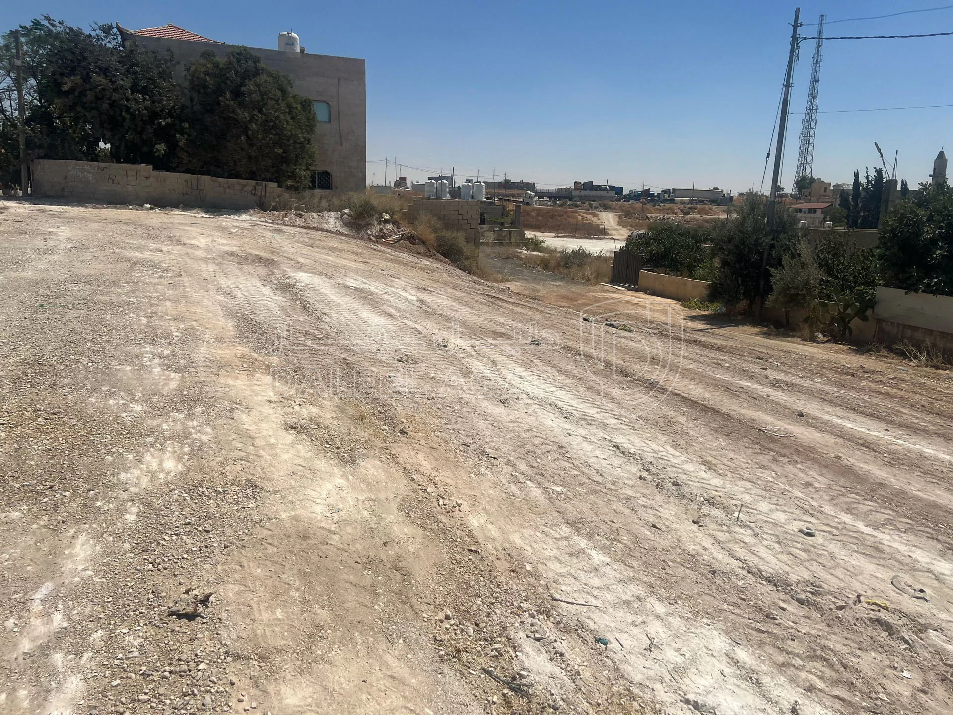 أرض في ارض للبيع مقابل جسر المرسيدس الرجيب علي ٣ شوارع - 53,000 دأ - صورة 4