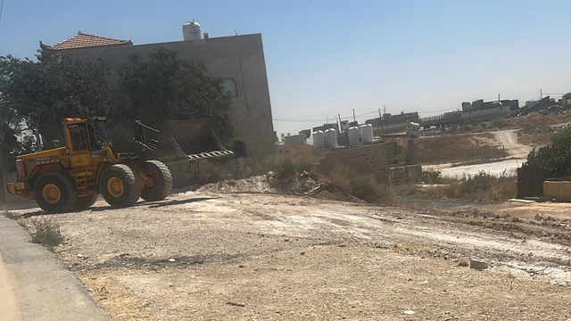 أرض في ارض للبيع مقابل جسر المرسيدس الرجيب علي ٣ شوارع - 53,000 دأ - صورة NaN