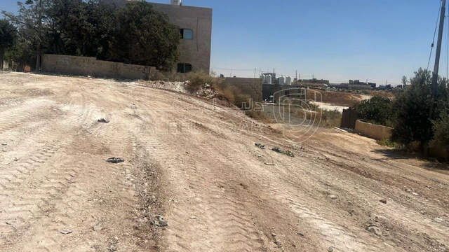 أرض - ارض للبيع مقابل جسر المرسيدس الرجيب علي ٣ شوارع - 53000 دأ