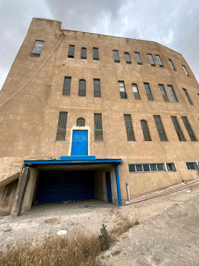 مبنى في الزرقاء،البتراوي، يبعد ١٠٠م عن شارع ال ٣٦ - 490,000 دأ - صورة 1