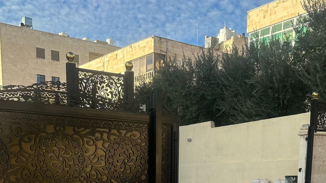 شقة في الكوم - قرب مسجد الفاروق عمر - 100,000 دأ - صورة NaN